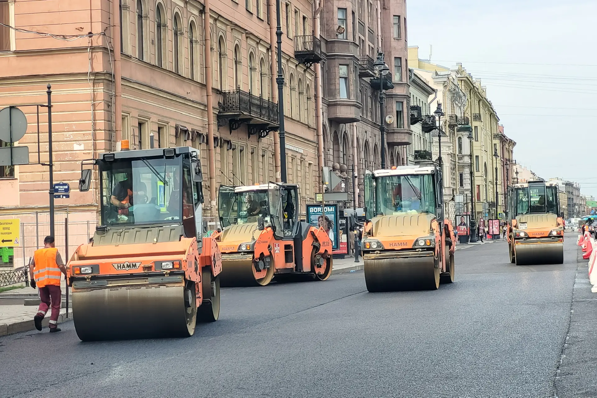 В 2026 году отремонтируем 2,8 млн кв. м дорог.  Улицы обновляем комплексно: ремонтируем тротуары, со