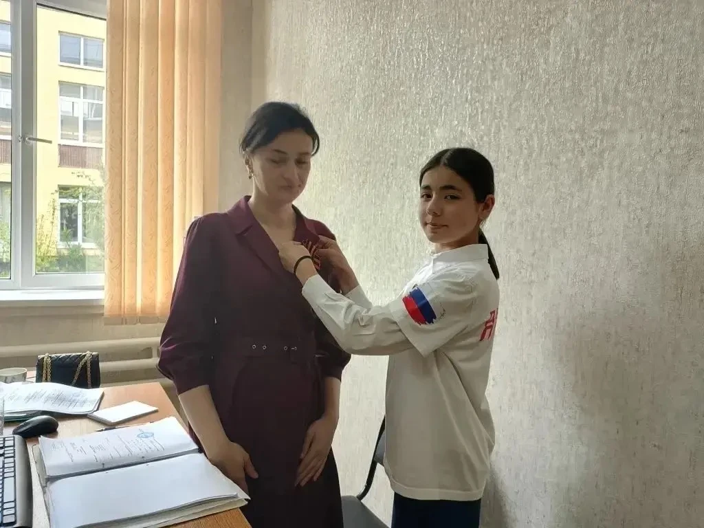 «Георгиевская ленточка»: память, которую носят на груди Активисты «Движения Первых» Лицея №1 г. Усть