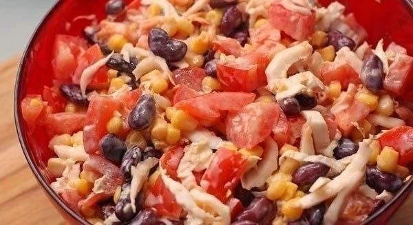 ВКУСНЫЙ САЛАТ 
@sa_lat

Ингредиенты:
 Китайский салат (китайская капуста) -  100 гр
 Помидоры красны