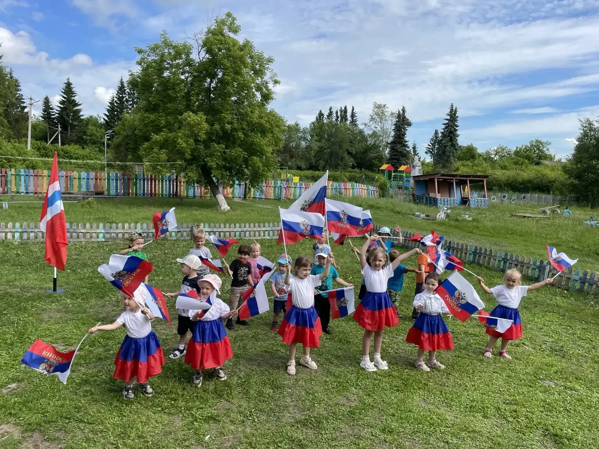 Мы знаем их немало, самых разных,
Но день России, день родной страны,
Для нас, конечно, – самый глав