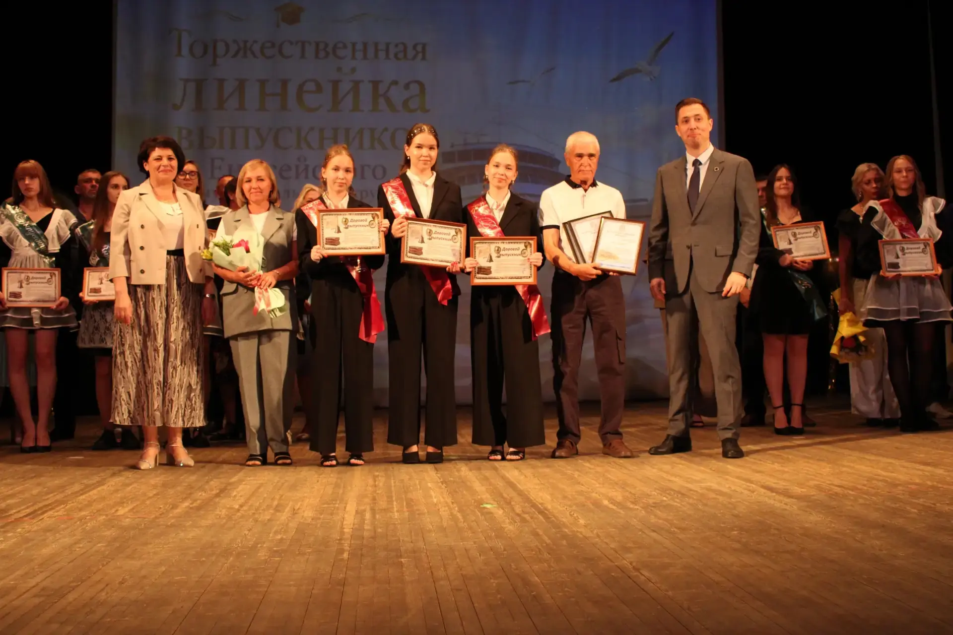 ⭐ «Первые в округе»: как прошла Линейка выпускников -2026!⭐