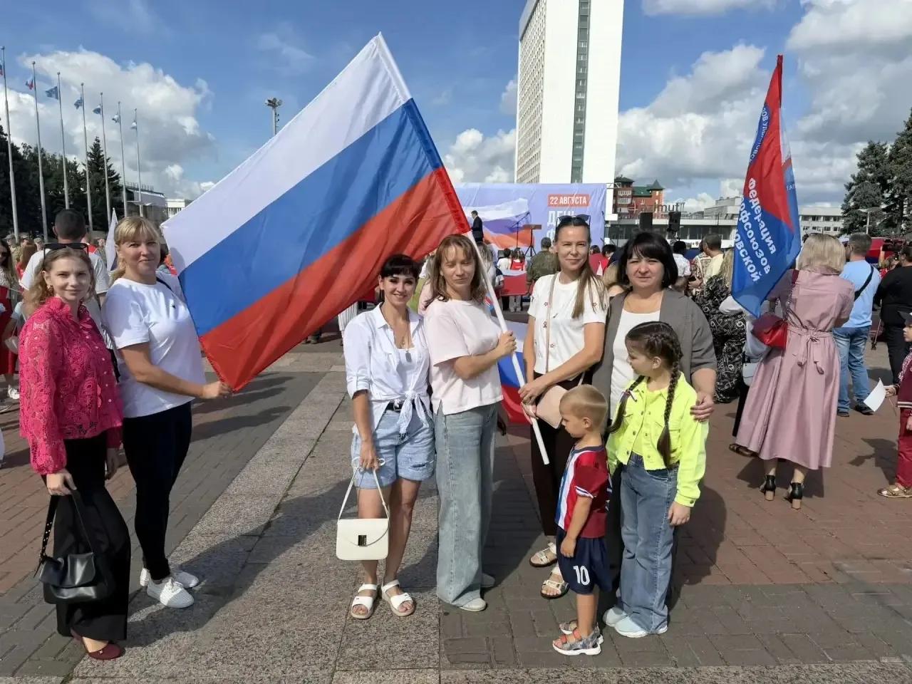 Сегодня – День флага, и мы – в самом центре событий!