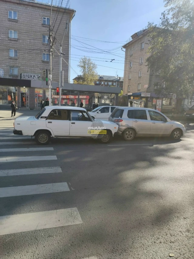 Сегодня днём на проспекте Карла Маркса, напротив дома 25, водитель Мазда Демио, сбил 11...