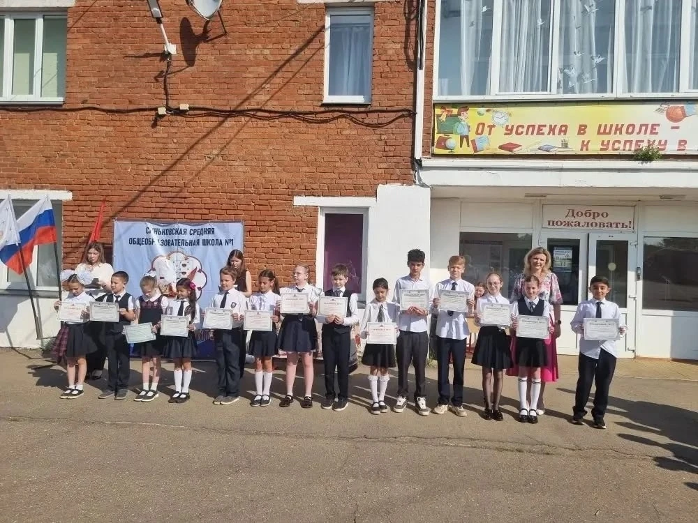 🎓 22 мая в нашей школе (зд. Подмошье) прошла итоговая торжественная линейка «Успех ученика — успех у