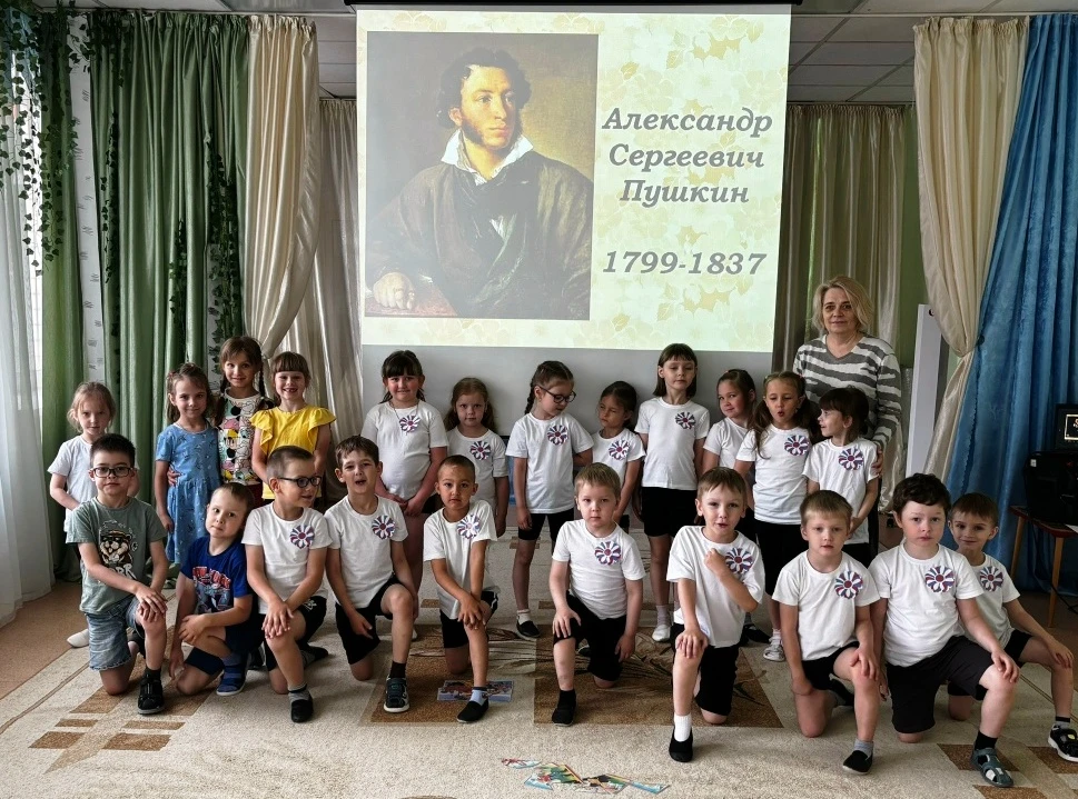 "Пушкинский день" - мероприятие в детском саду №25
    Сегодня библиотекарь Наталья Геннадьевна Алес