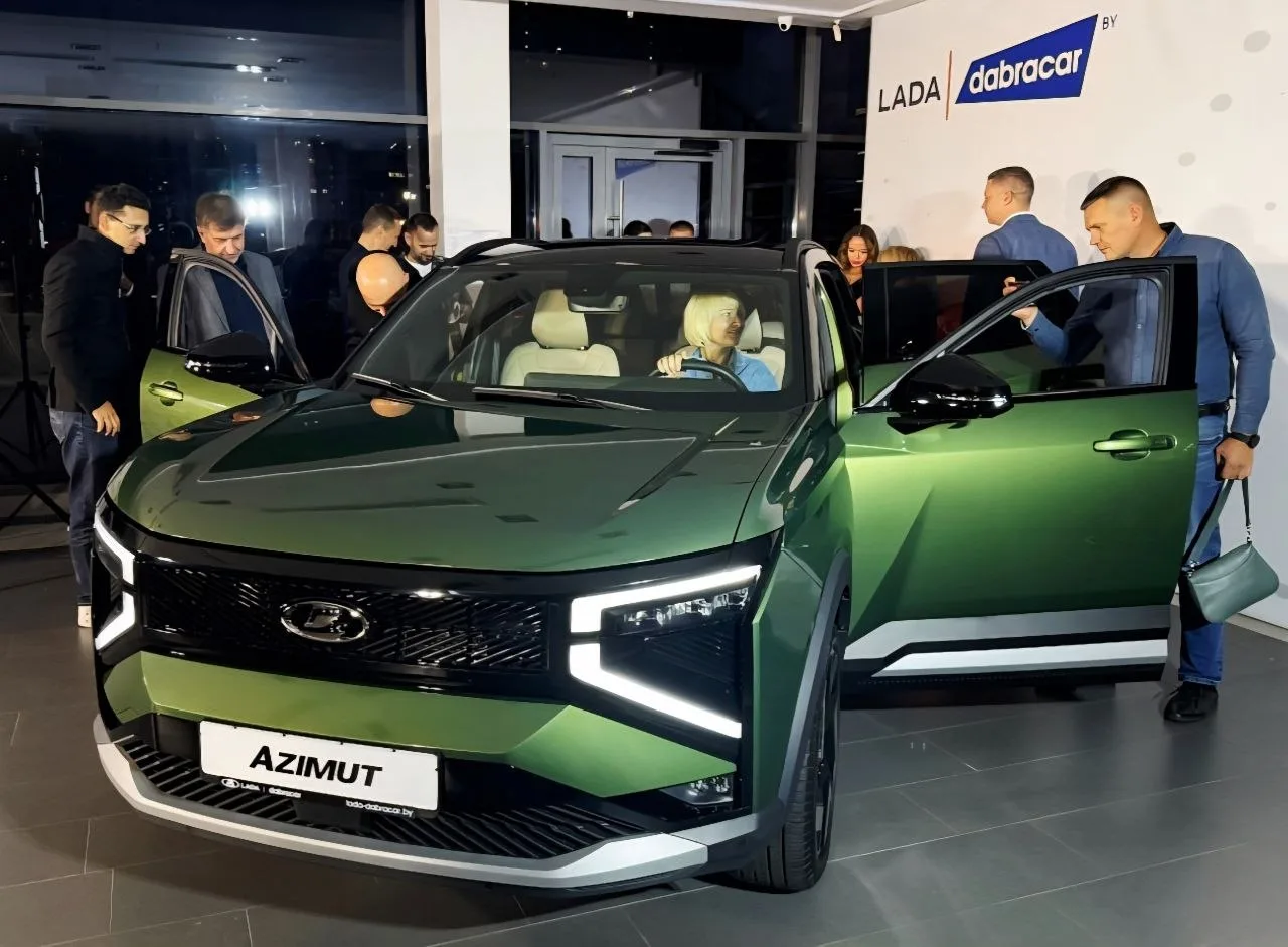 Импортер LADA в Беларуси провёл в Минске предпоказ нового кроссовера Azimut, серийное п...