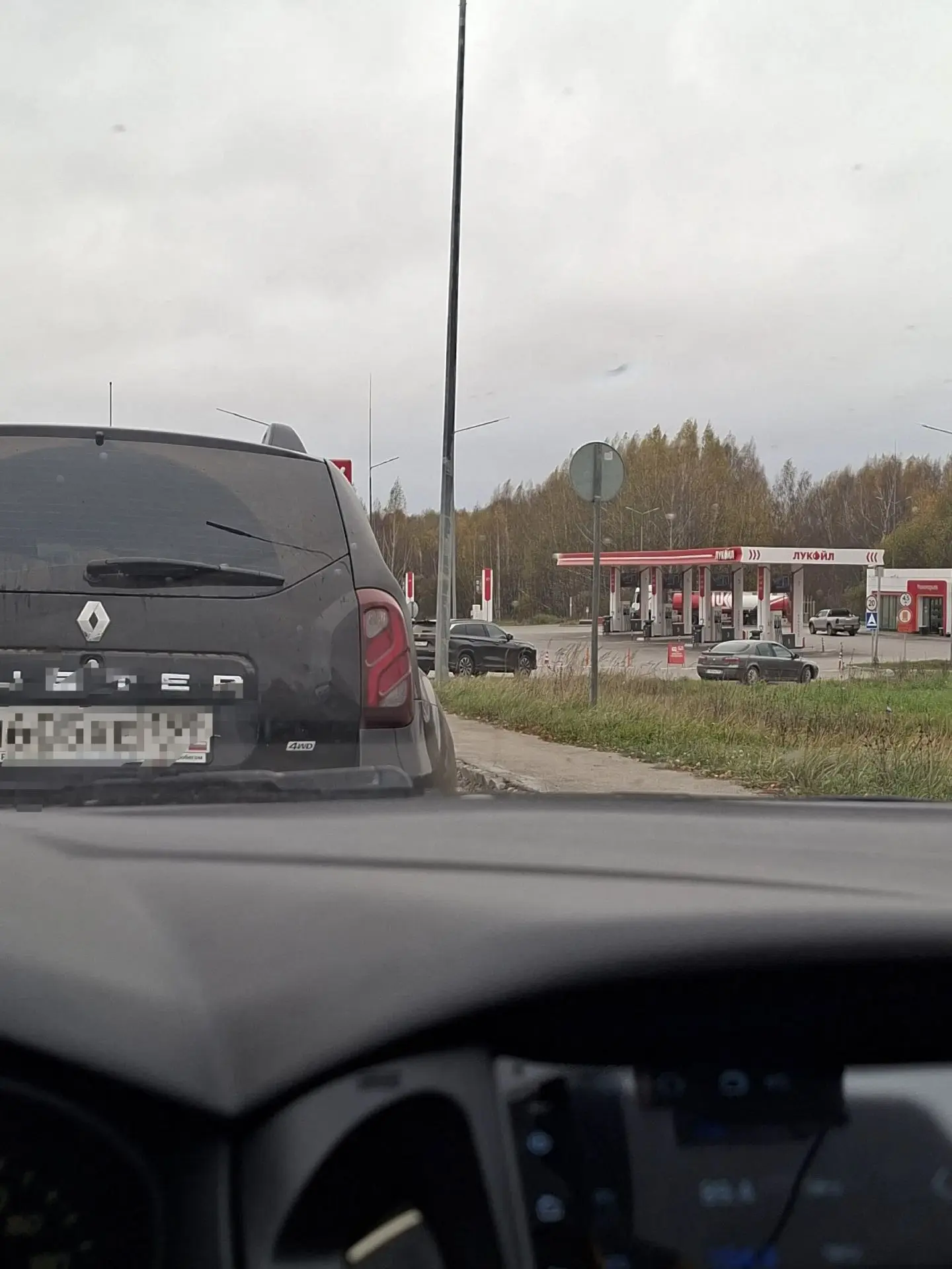 📍Марчуги сейчас. Слив еще идет, заправка закрыта. Народа не очень много.
