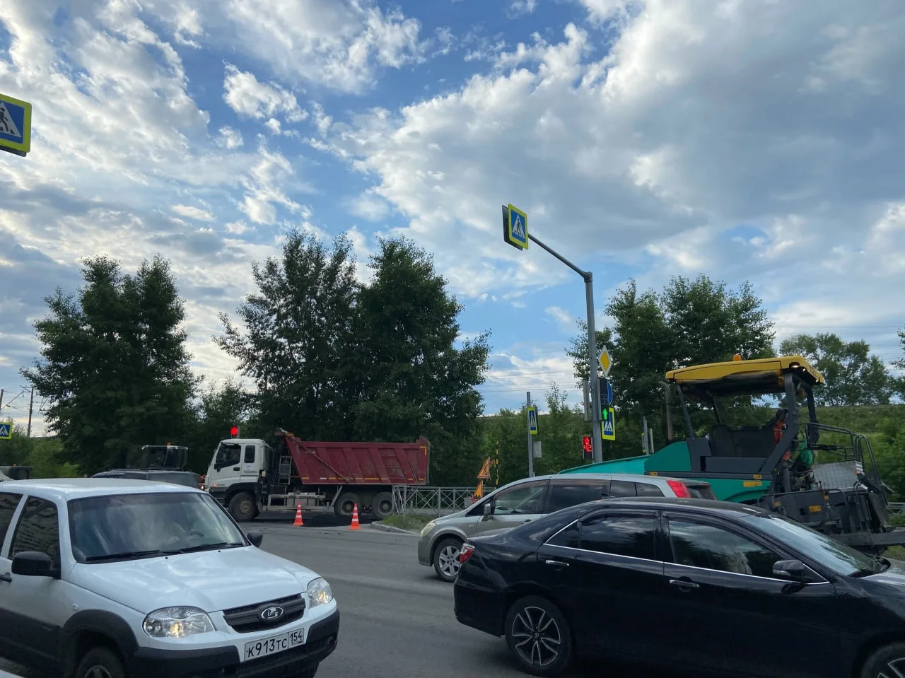 Новый асфальт начали укладывать на въезде в Первомайский район у супермаркета "Быстроно...