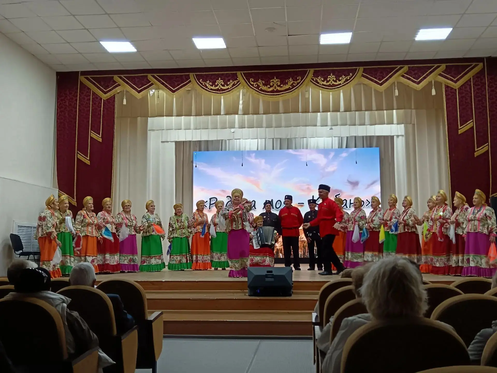 В Доме культуры станицы Раевской состоялся отчётный концерт Народного хора ветеранов во...