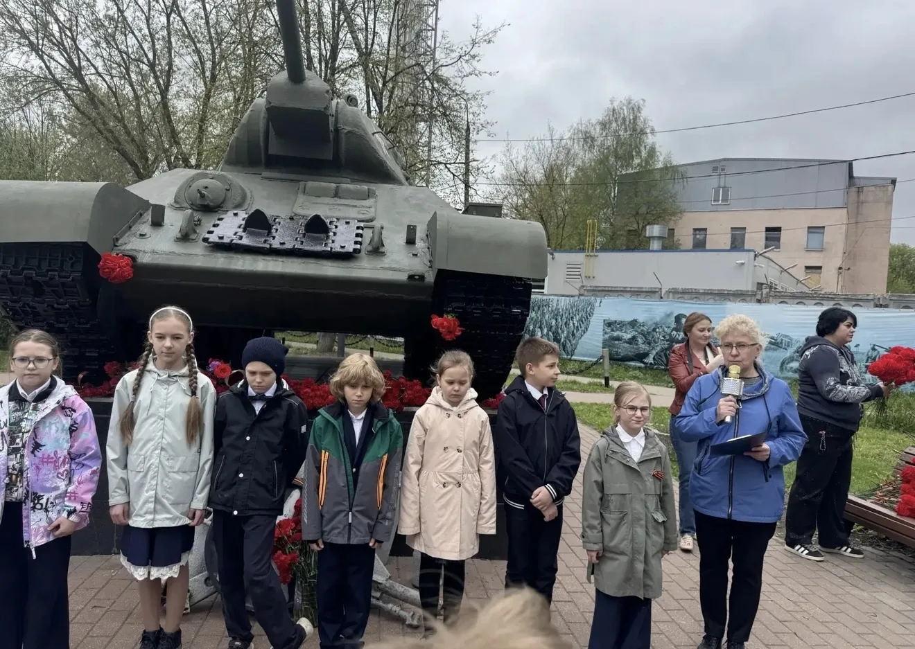8 мая, в канун Дня Победы, ученики 4-б и 4-в классов, родители и сотрудники библиотеки имени Маяковс
