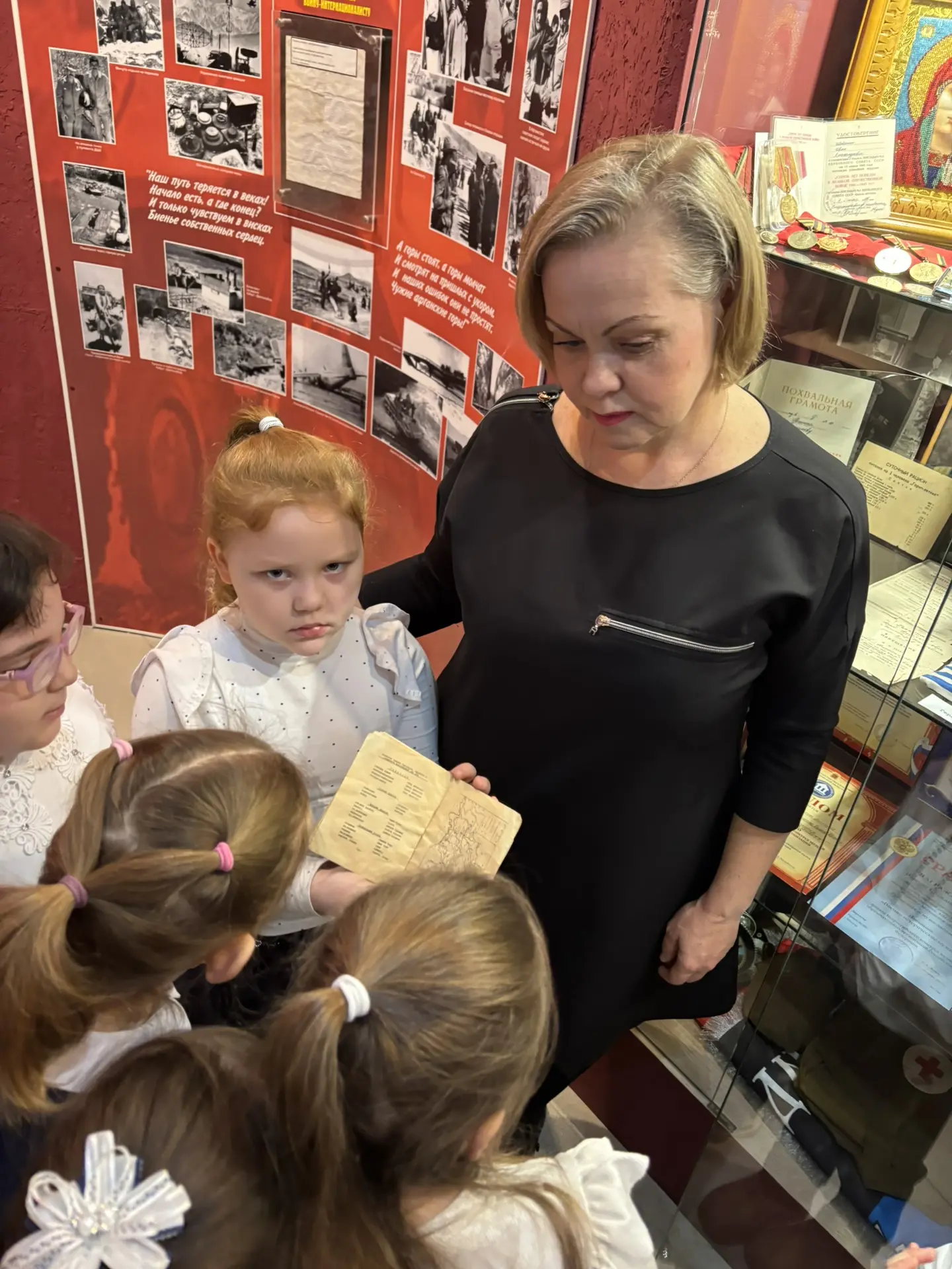 📜 Путешествие в прошлое:  1 “Б” класс в музее боевой славы!🎖️ Сегодня наши первоклассники из  1 “Б”к