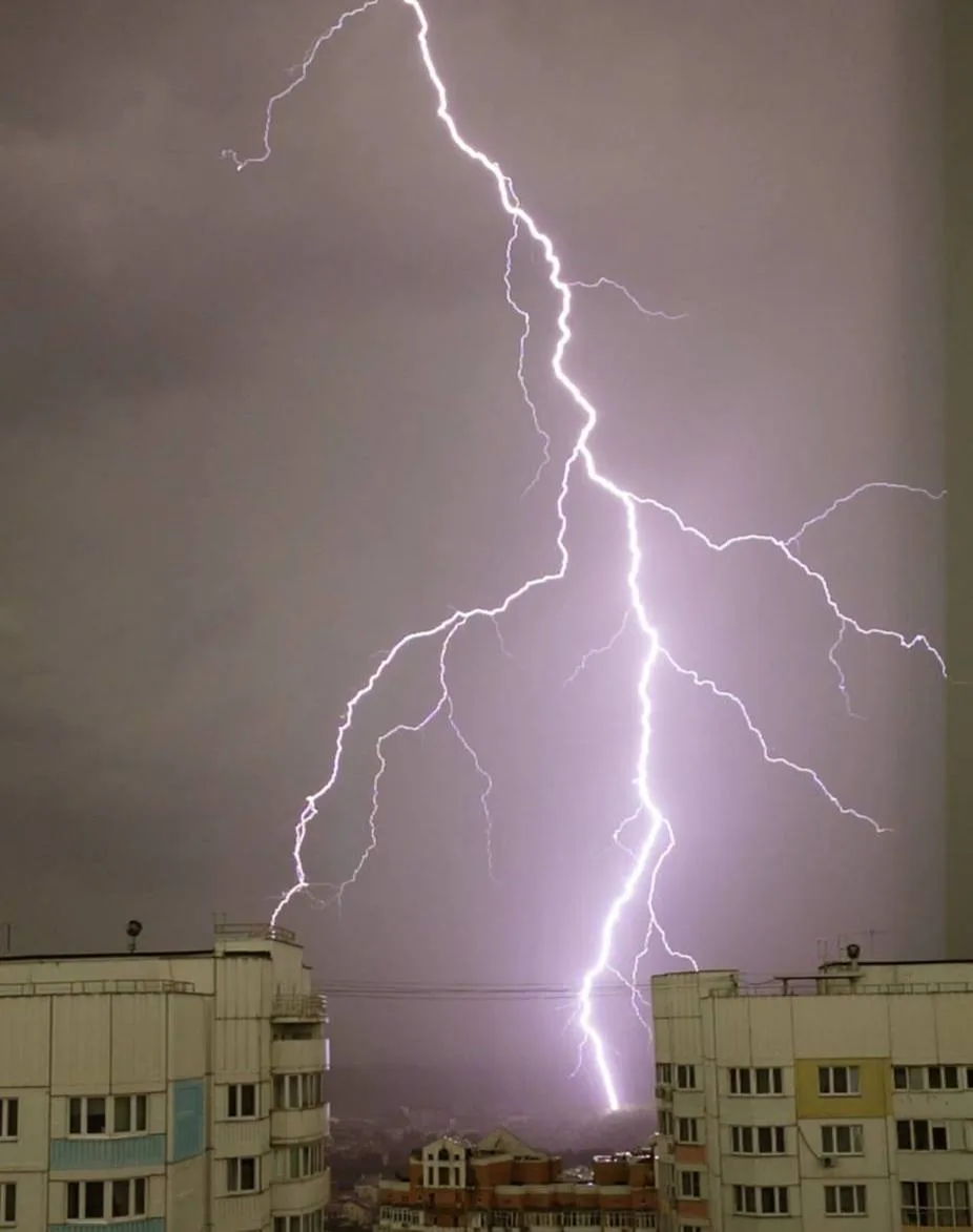 ⚡ Гроза, ливень и град обрушатся на Москву уже в ближайший час, — синоптики.