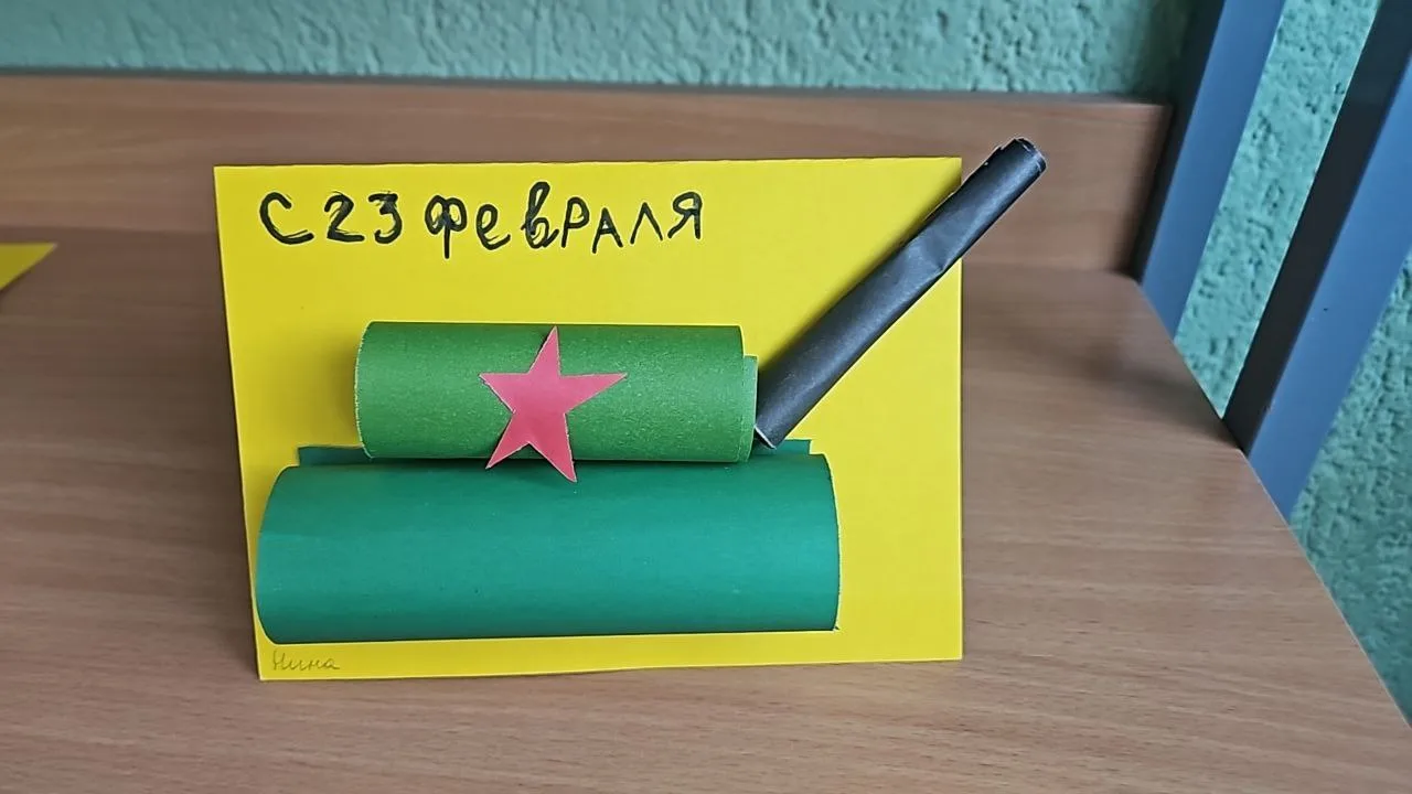 С 24.02 по 27.02 в нашей школе проходит выставка «Наши защитники». Это мероприятие направлено на пат