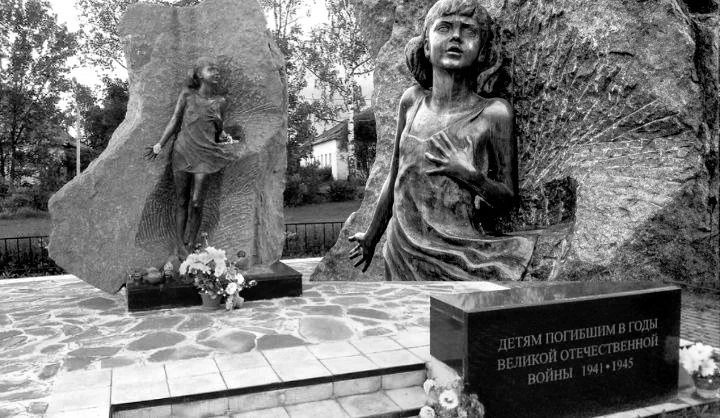 Год за годом жители одного небольшого села Курской области наблюдали картину, как один ...