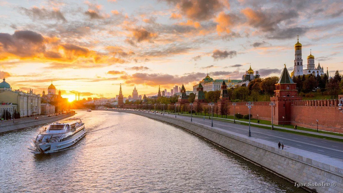 «Приветствуем вас на экскурсии по городу Москве!» Или всё-таки «по городу Москва»? А с ...