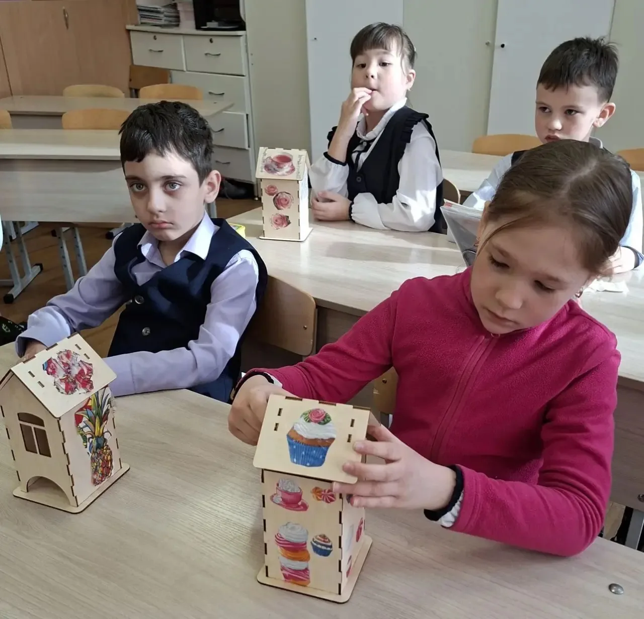 10 марта в 1д классе (классный руководитель Мамедова Р.М.) прошёл мастер-класс "Декупаж чайного доми