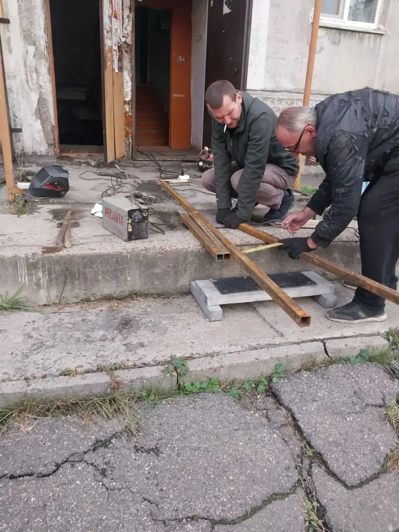 🍁 Наши плотники установили перила по просьбе жителей дома 18 мкр.Привокзальный