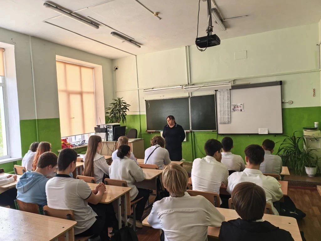 📢 В нашей школе — важные и интересные дни!  👮‍♀️ Уже несколько дней к нам приходит инспектор по дела