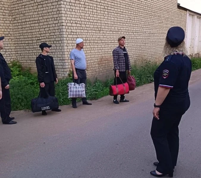 Чао какао

Сотрудники МВД Мордовии попросили на выход из страны трех граждан Средней Азии, которые о