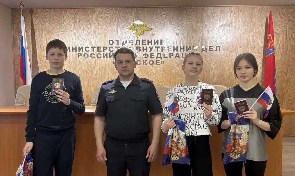 Юные ольчане получили первые паспорта накануне Дня России

Накануне Дня России в Отделении МВД Росси
