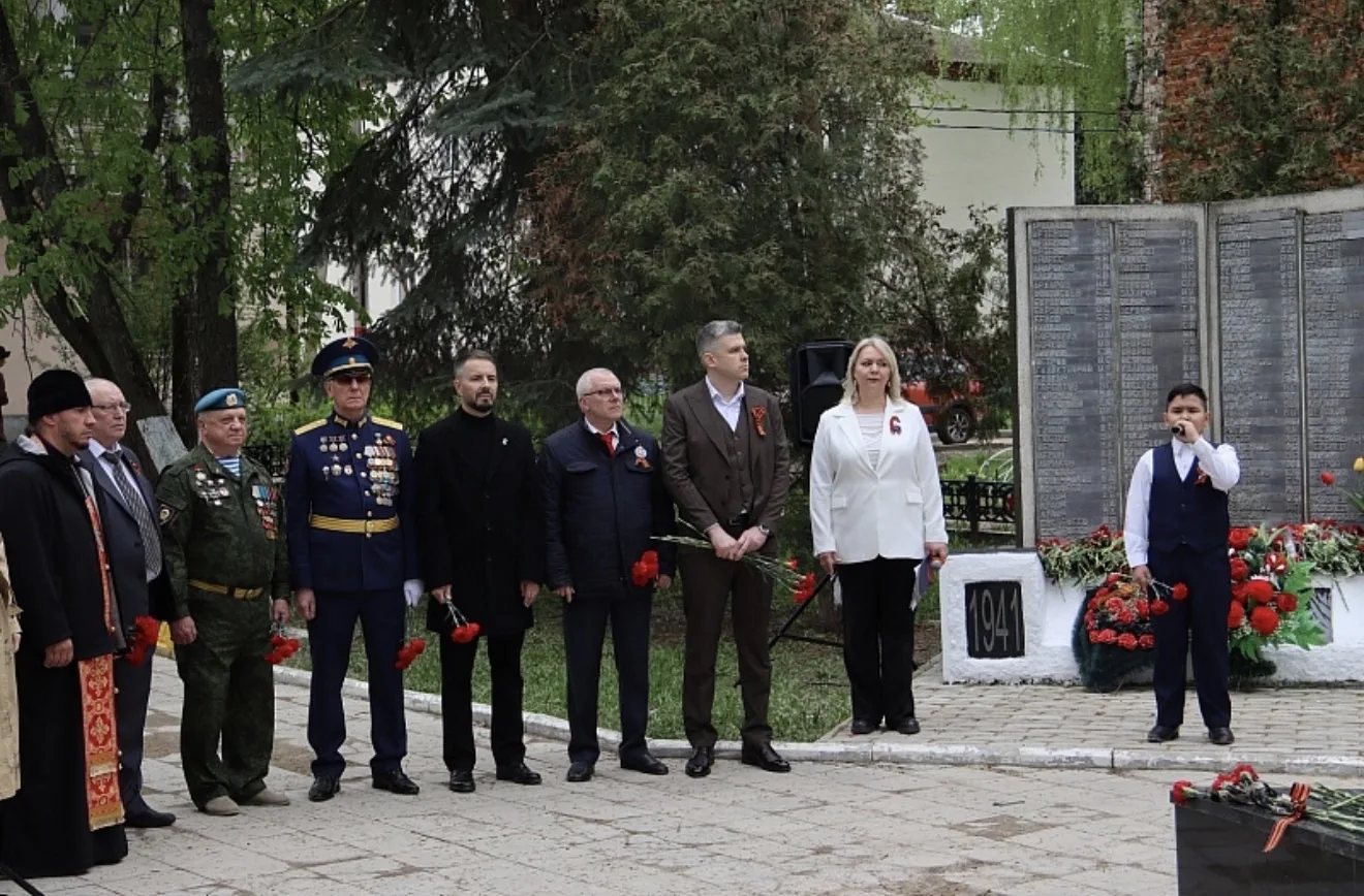🎖️ У обелиска в микрорайоне Лопатинский воскресенцы почтили память погибших земляков   9 мая у обели