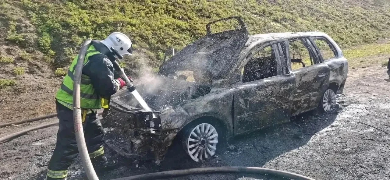 Автомобиль сгорел дотла на трассе «Кола»