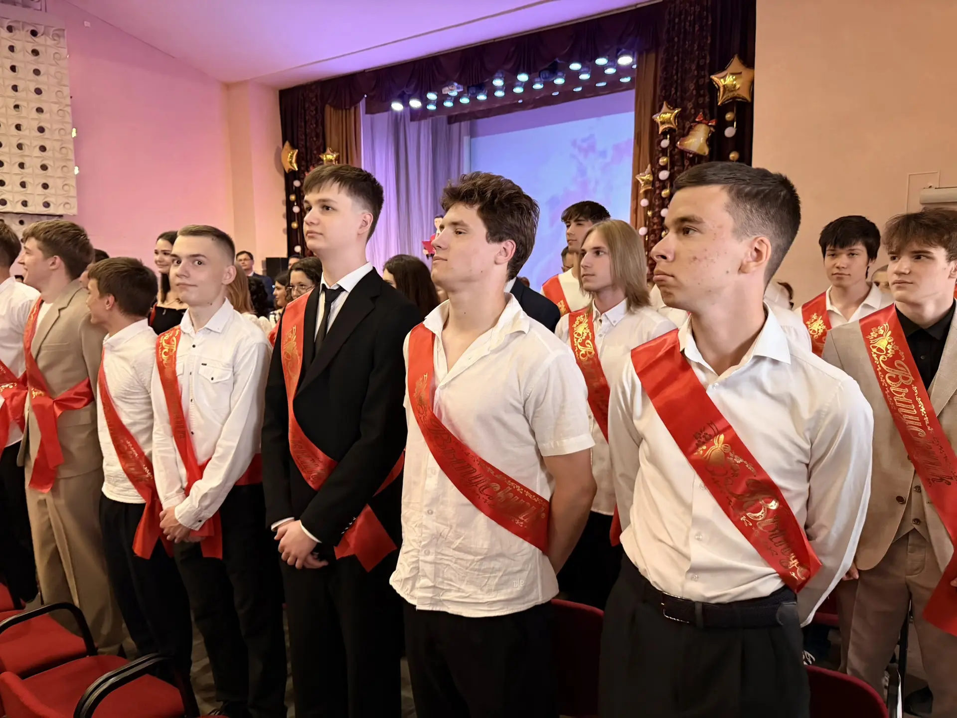 🔔Сегодня для выпускников школ нашего города прозвучали последние звонки.