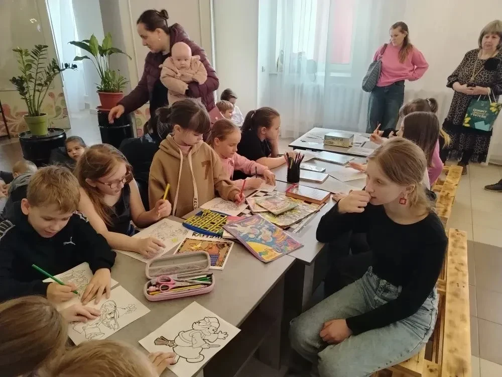 📆2 апреля в Майском дворце культуры стартовала акция, в рамках проведения Дня детской книги.   👫Кажд