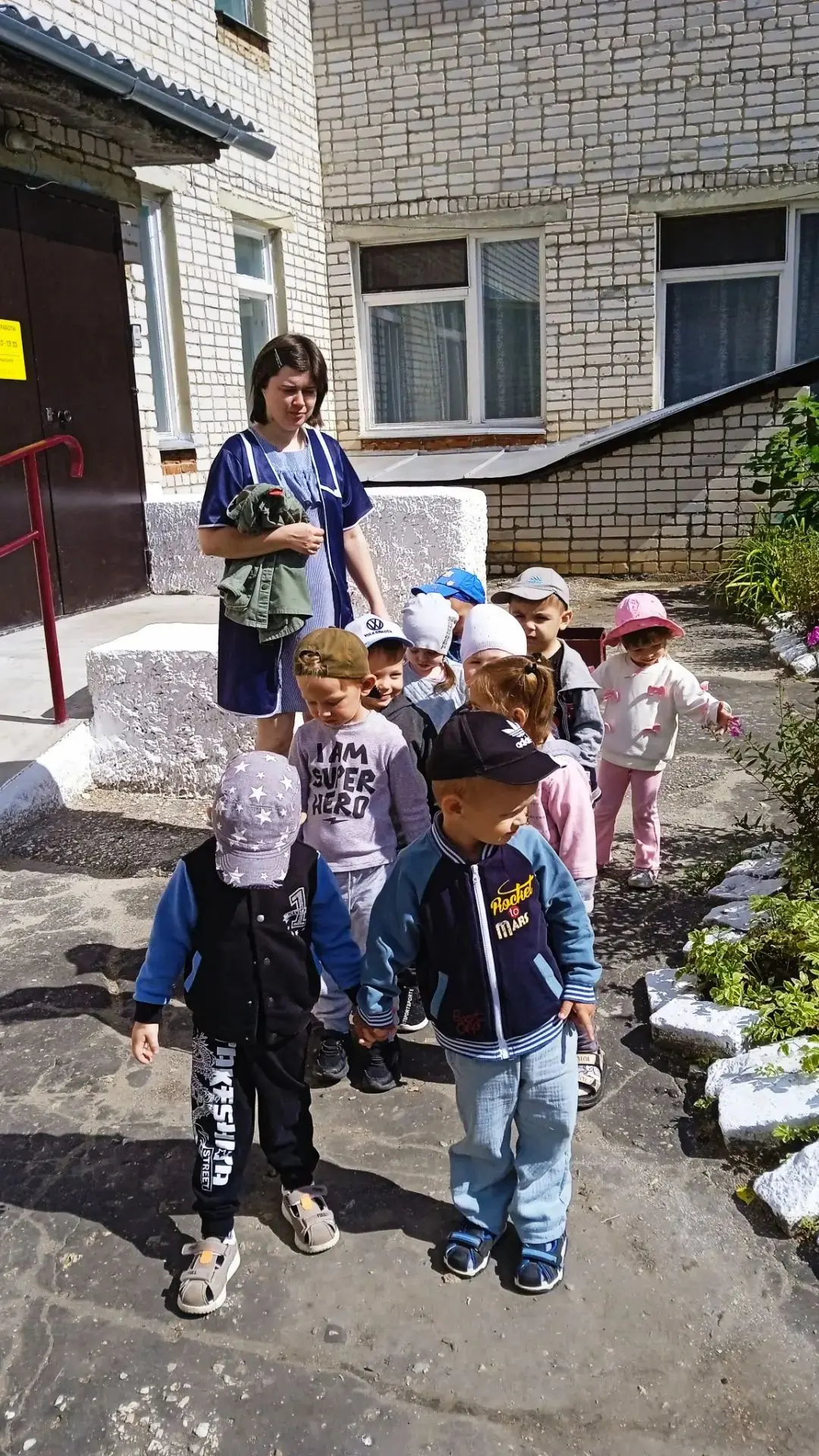 Знакомство с трудом няни в первой младшей группе детского сада помогает сформировать у ...
