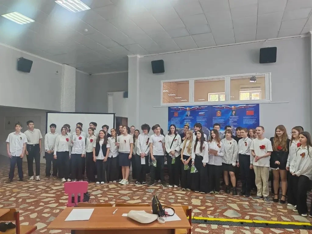 📢 8Б класс принял участие в викторине ко Дню Победы!  Сегодня, 5 мая, ученики 8Б класса с азартом и 