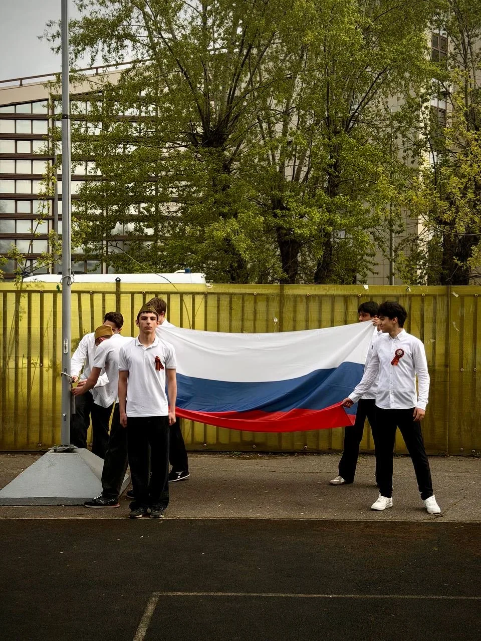 Доброе утро, школа!   🇷🇺 Учебная неделя традиционно началась с торжественной церемонии поднятия Госу
