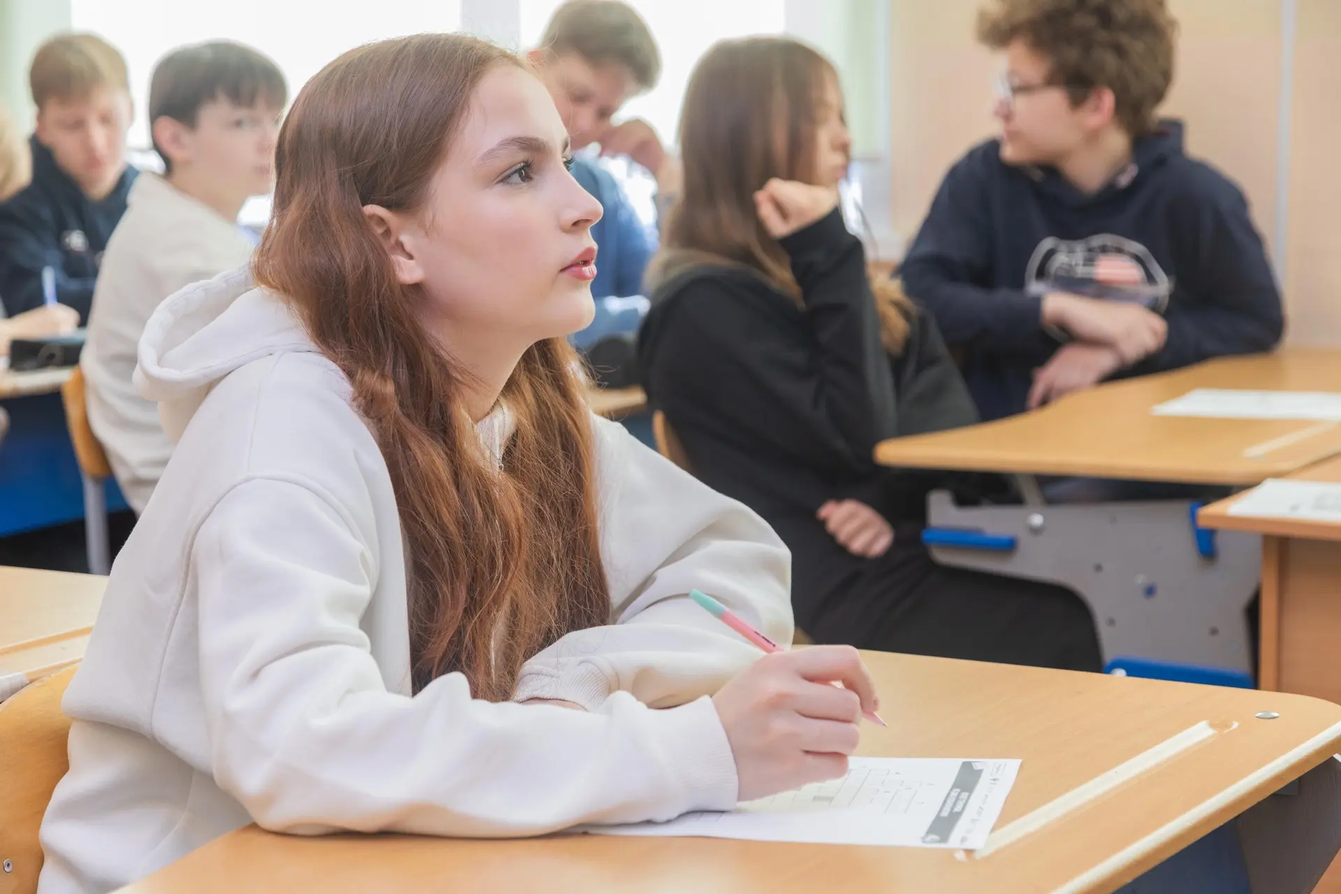 🌟 Учебную неделю мы вновь начинаем с особого момента – церемонии поднятия флага в окружении друзей. 