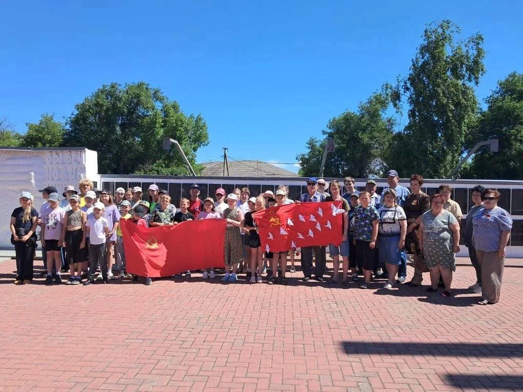 Память жива: участники группы сопровождаемого проживания Петровского центра почтили героев в селе Ко
