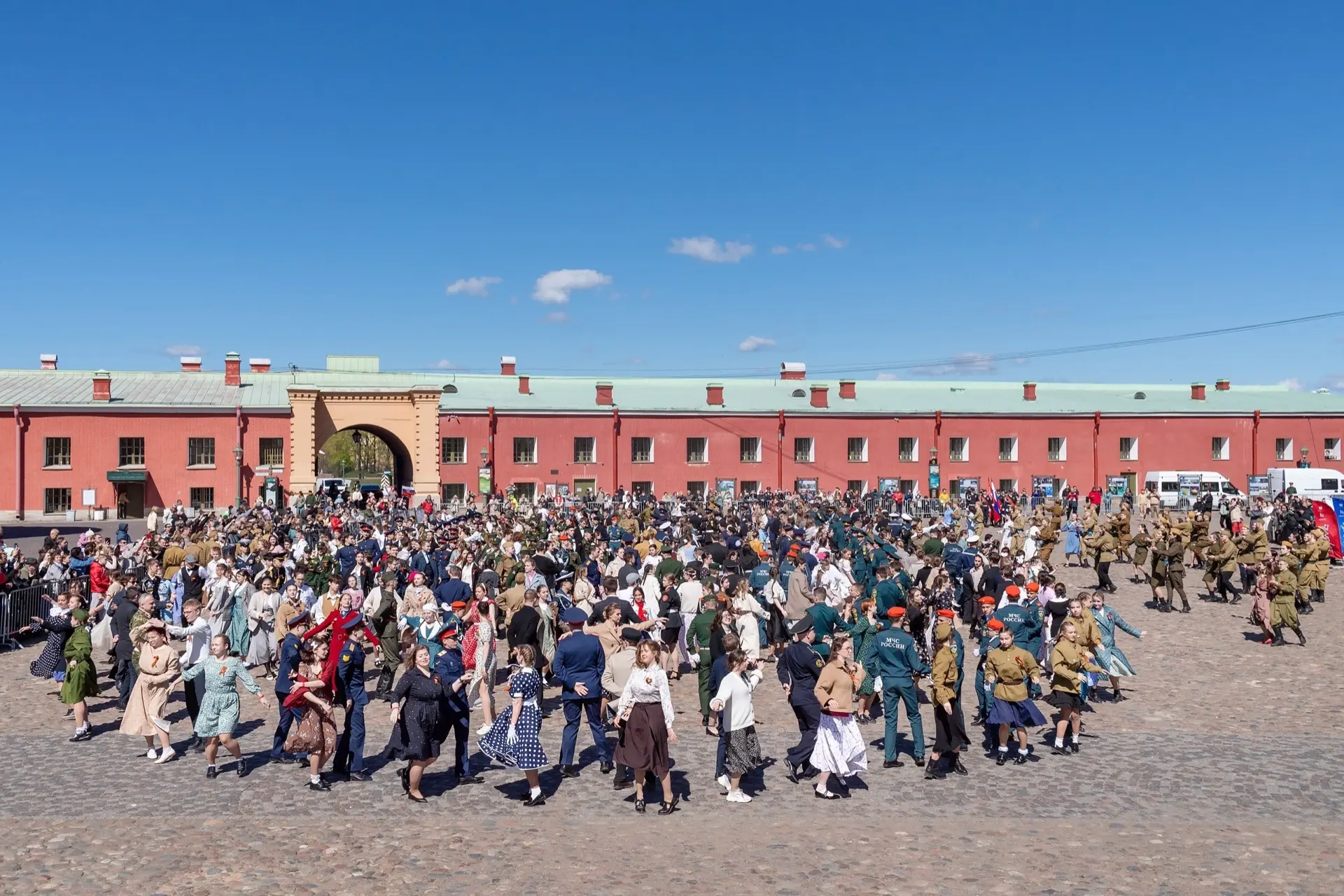 СКВОЗЬ ДЕСЯТИЛЕТИЯ - ВЕРНЫ ПОБЕДЕ  Три поколения. Одна история. Одна Победа🇷🇺.  🗓️ 8 мая наши 🧑🏻‍🎓 👩