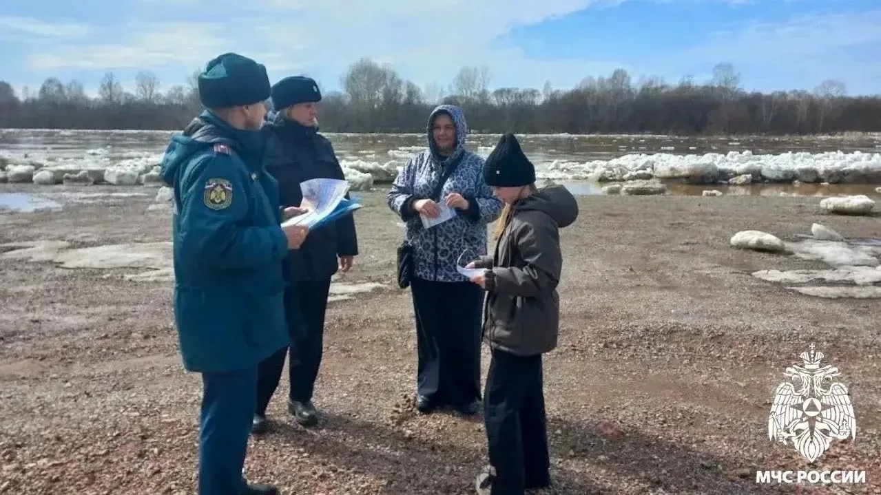🚨 Паводок не прощает ошибок — будь готов заранее!  В период ледохода на реке Кондома сотрудники Осин