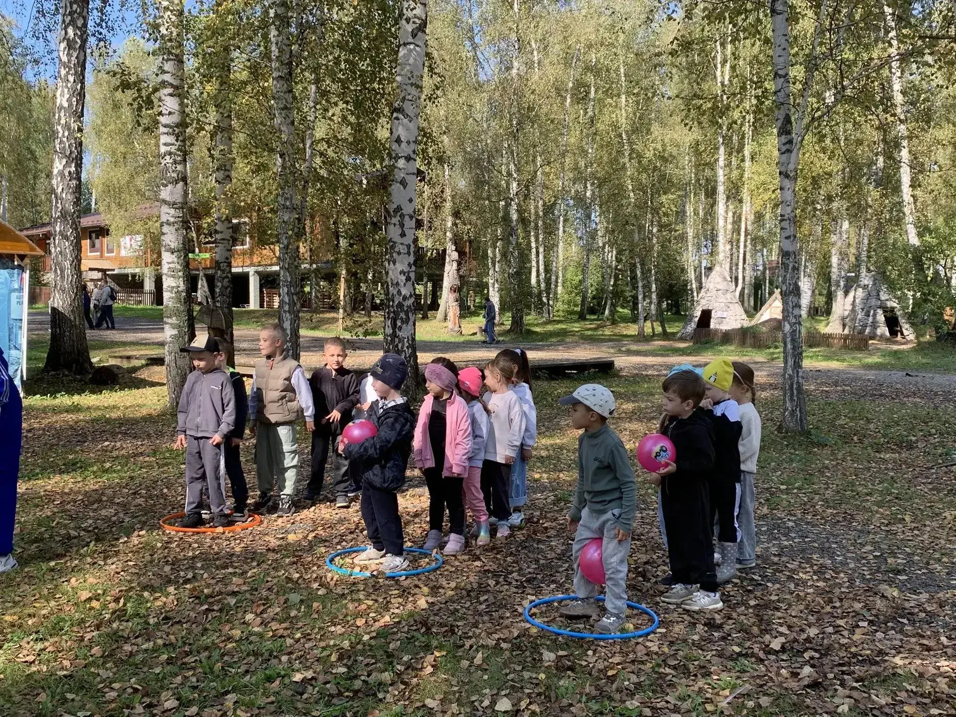 В воскресенье группа «Незабудки» отправилась на увлекательный квест в парк «Околица». 🌳
