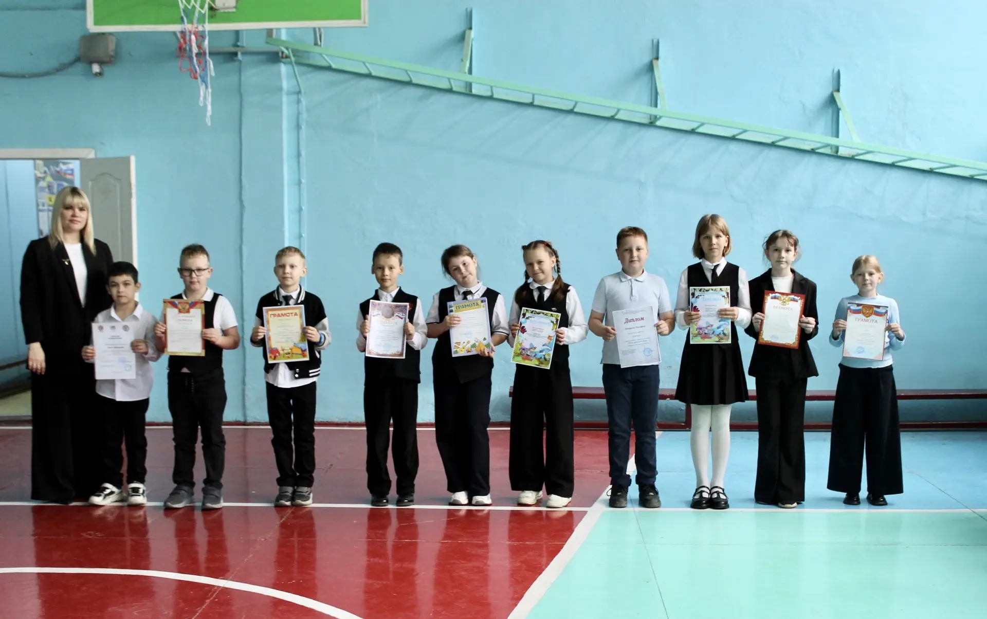 🎓 Сегодня в нашей школе прошли итоговые линейки, посвященные завершению учебного года! 🎓  Мы подвели