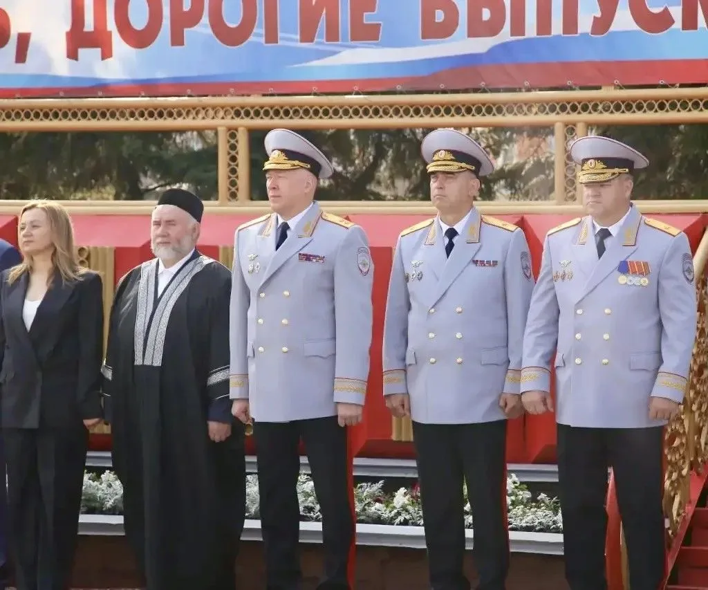 Начальник и заместитель начальника ГУ МВД России по Новосибирской области поздравили выпускников Бар