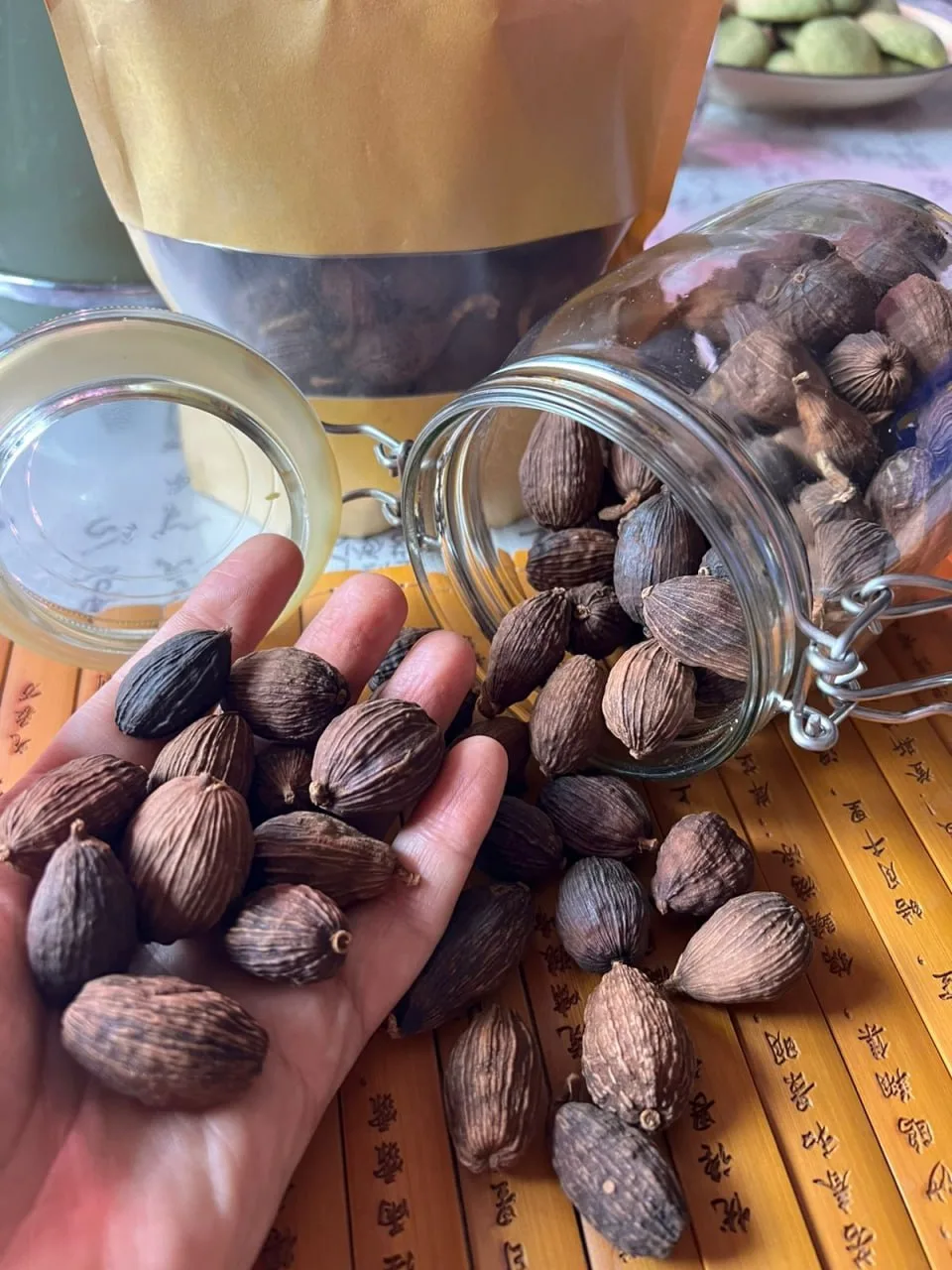 🔴🌿 Чёрный кардамон (草果) — аромат гор, дыма и равновесия