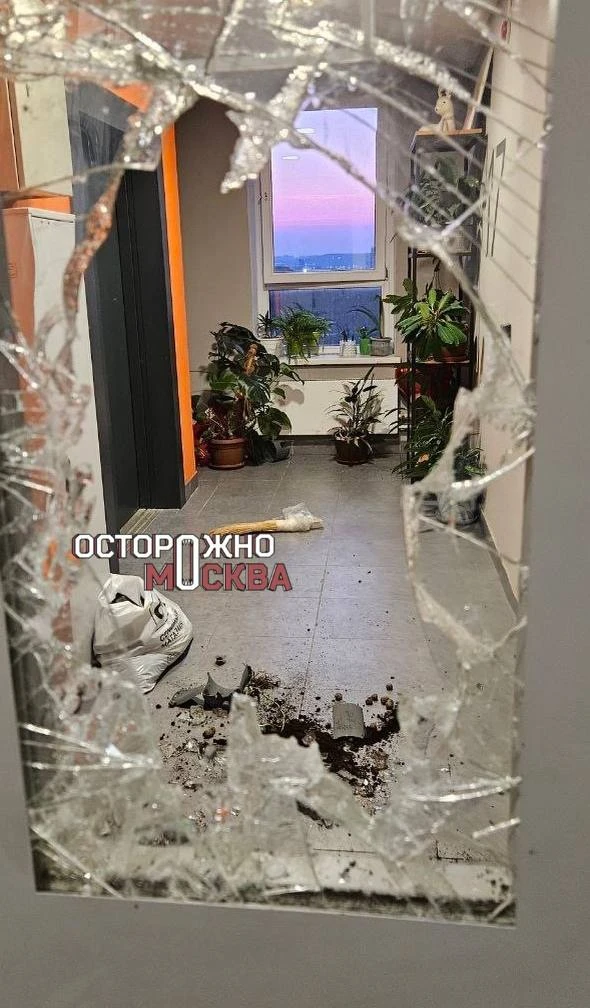 В Люберцах мужчина не смог найти ключи и устроил погром у собственной квартиры.