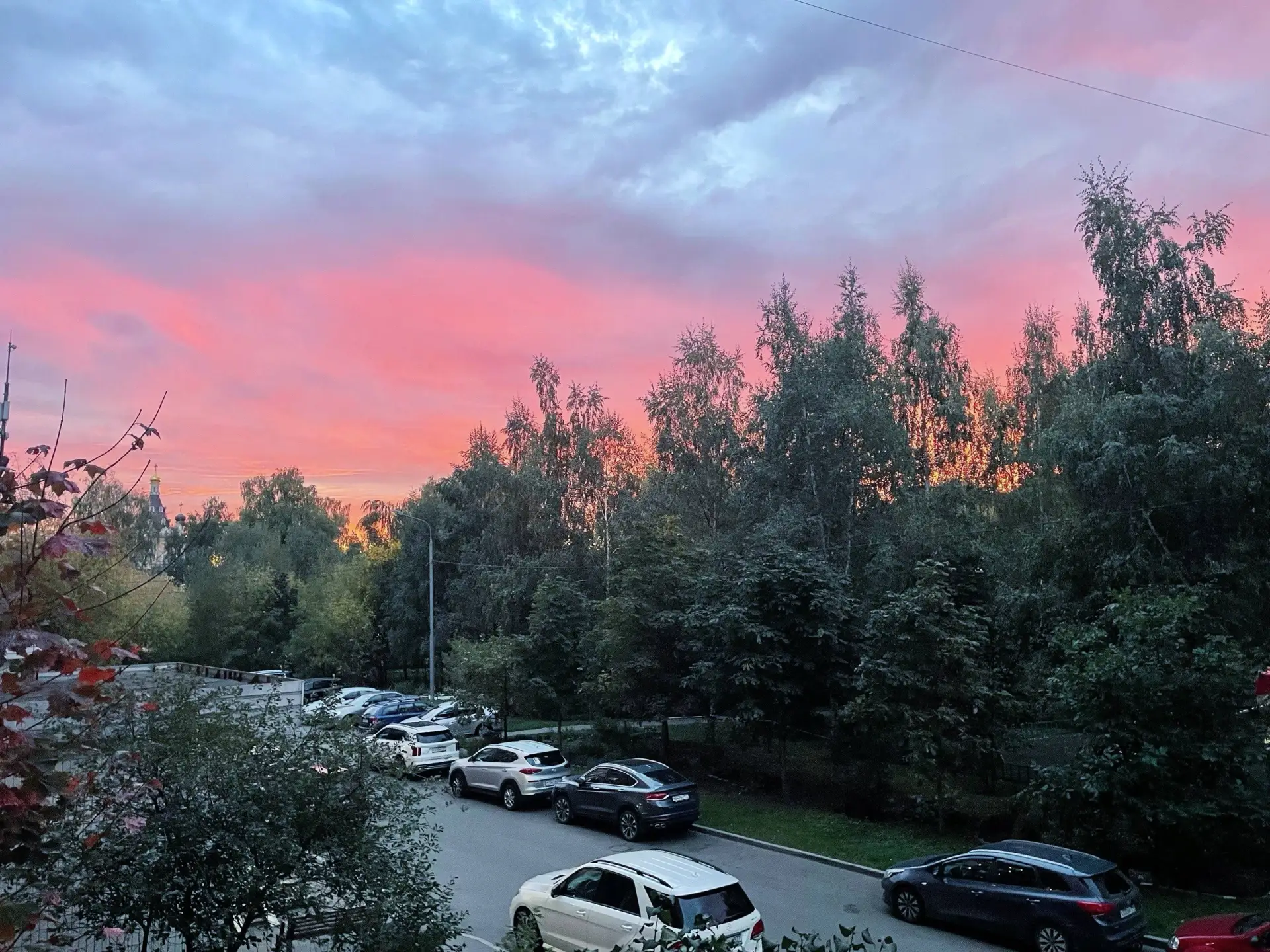 🌅 Рассвет озаряет Выхино-Жулебино тёплым светом