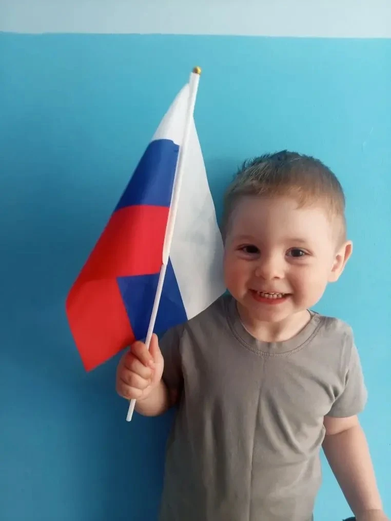 Воспитанник группы "Дельфинчики", Панчурин Глеб, принимает участие в акции "Флаги России".
#ФлагиРос