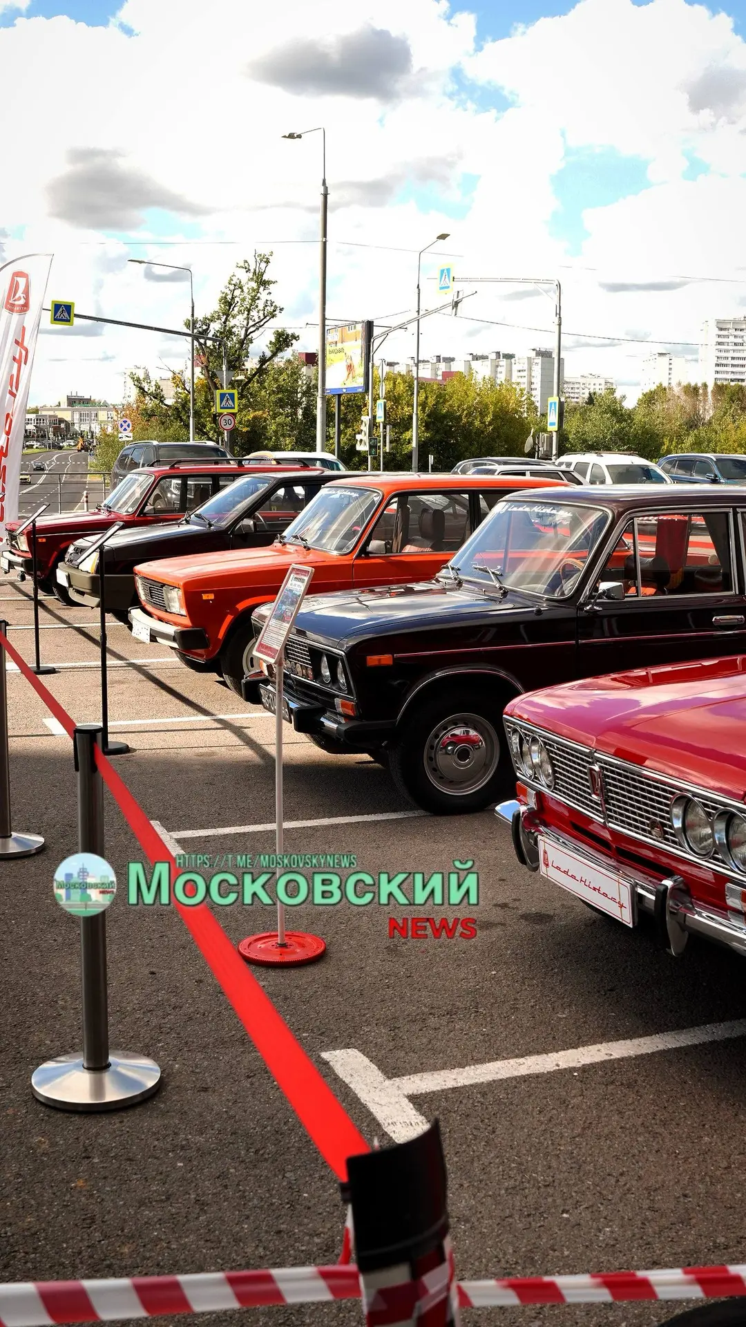 🚘 Ретроавтомобили уже у ТЦ «Новомосковский»!