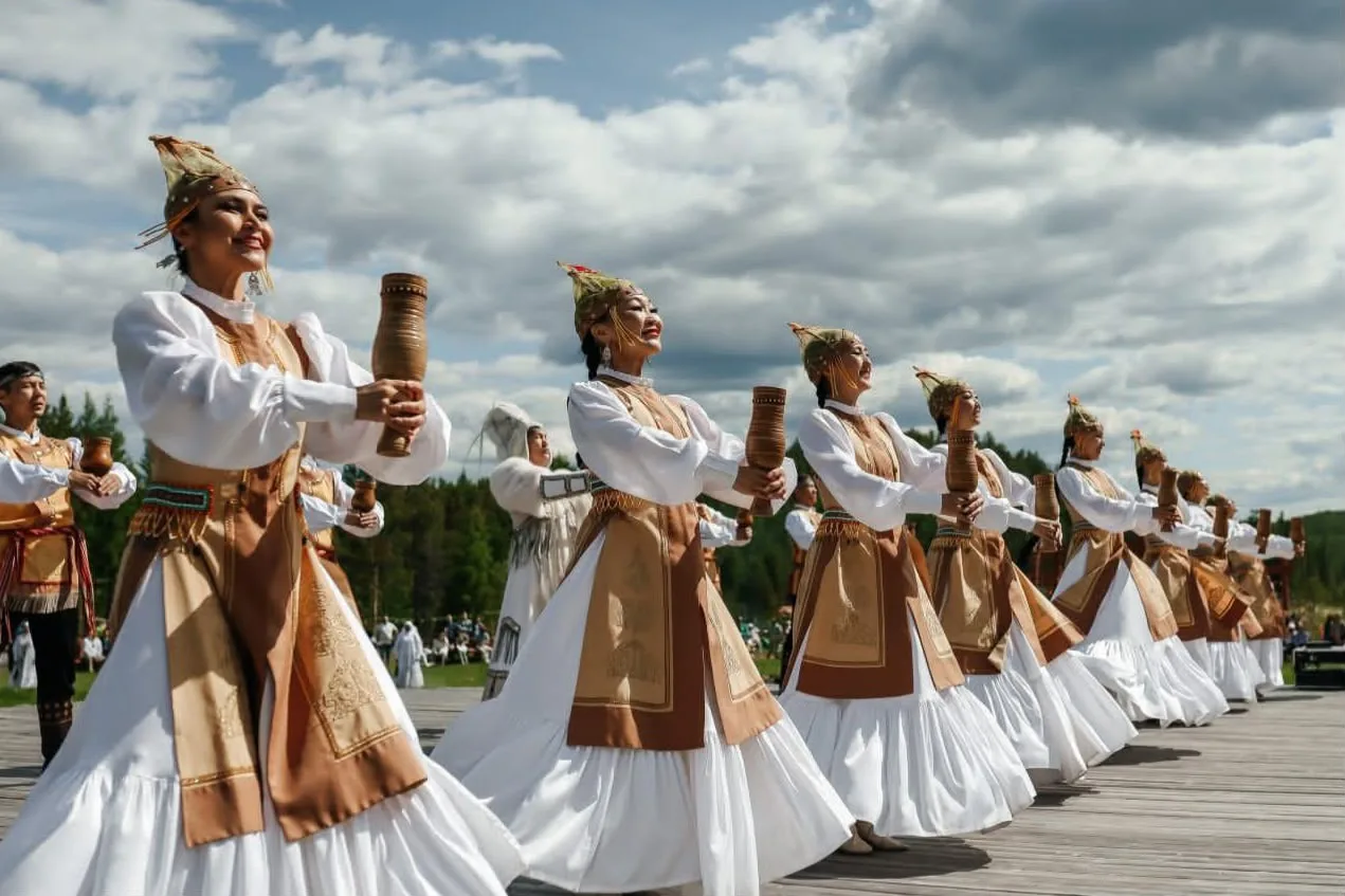 Аҕыс иилээх-саҕалаах атааннаах-мөҥүөннээх Аан Ийэ дойду айылгылаах араҕас далбарыгар айыллан үөскээб