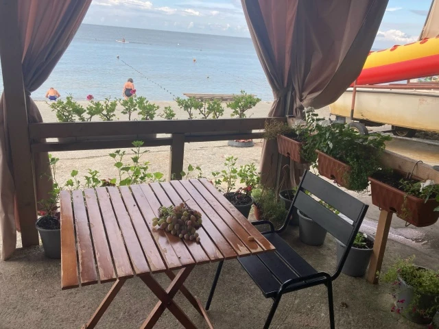 #ЛОО    ✅Море в 20 шагах . Ближе не бывает. ✅Мини квартира: своя кухня, свой санузел, тв, холодильни