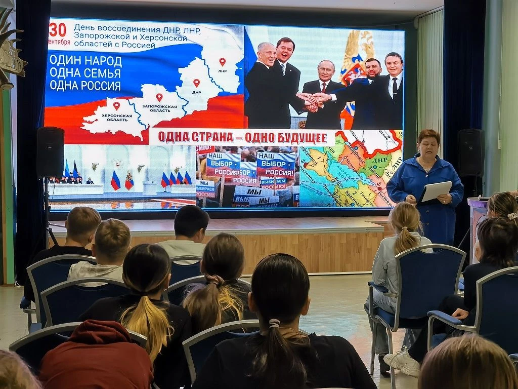 30 сентября 2022 года Президент России Владимир Путин и главы ДНР, ЛНР, Запорожской и Х...