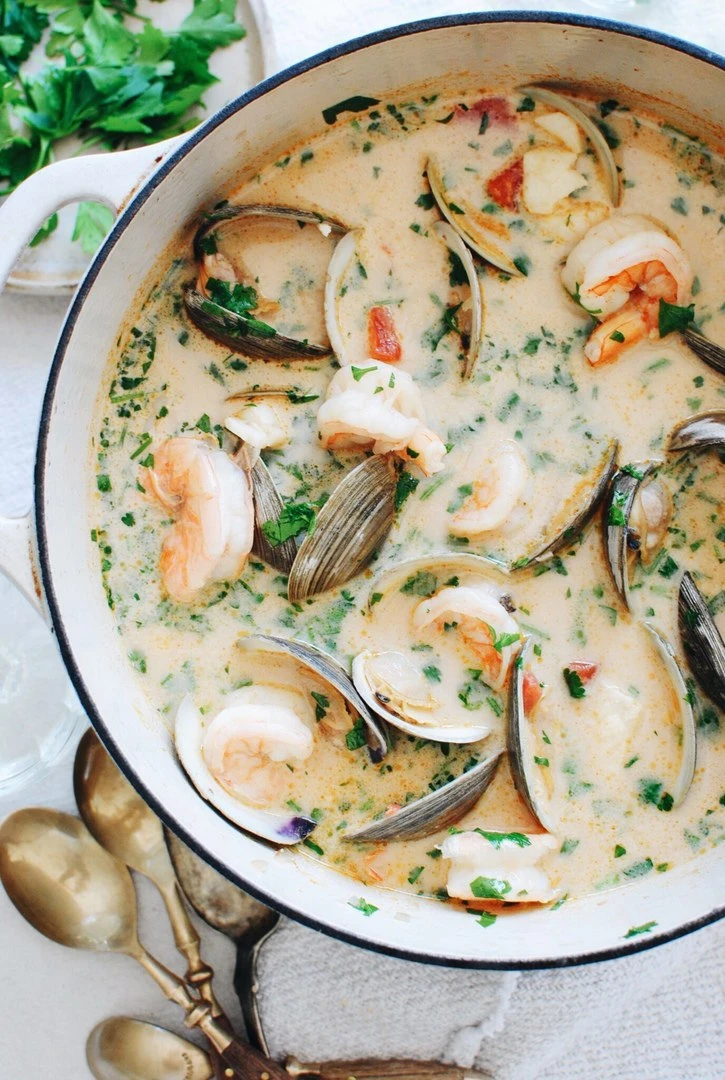Сливочный суп с морепродуктами 🍲

Ингредиенты:

Оливковое масло — 2 ст. л.
Небольшая нарубленная кр