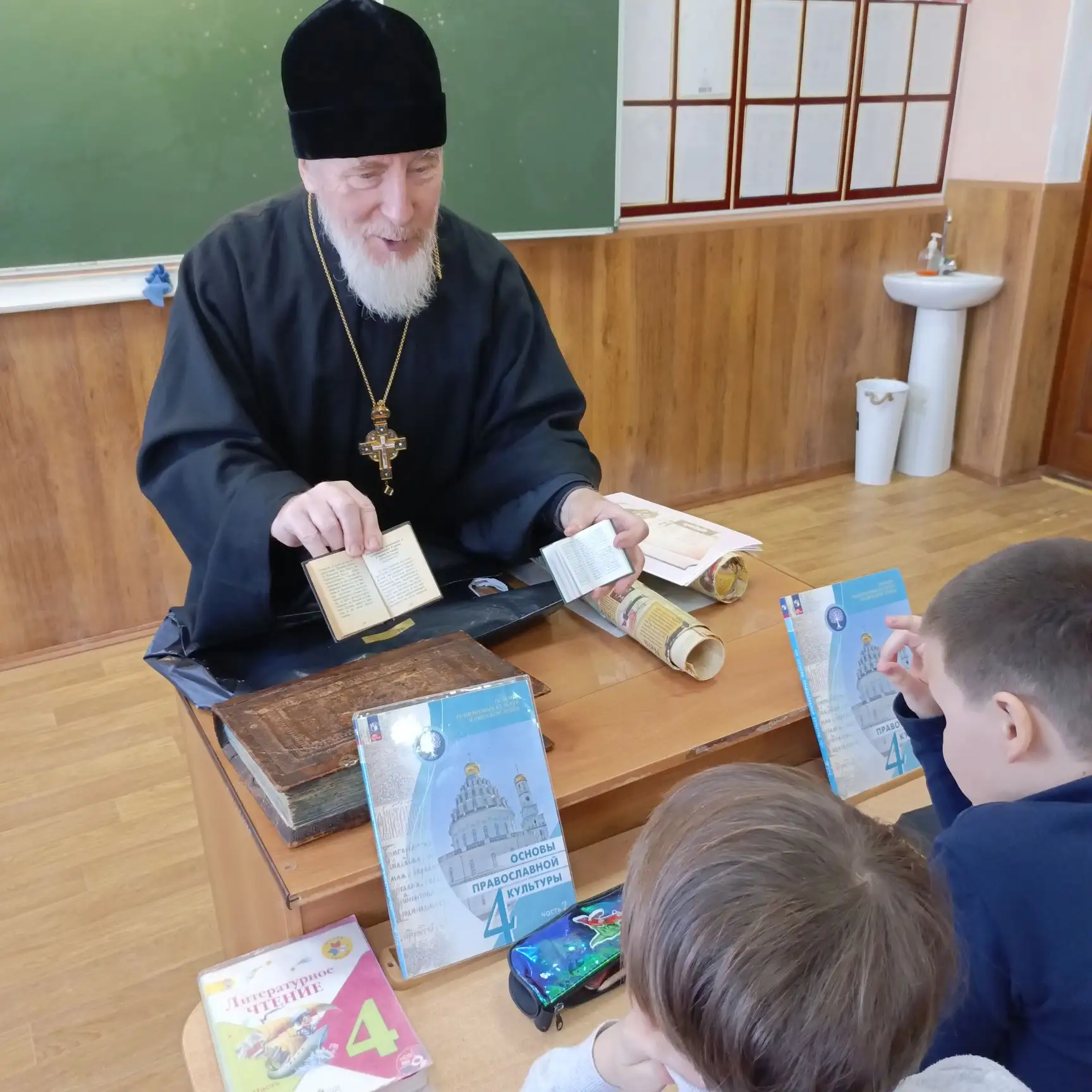 1 (14) марта 1564 года в Московском печатном дворе русским первопечатником диаконом Иваном Фёдоровым