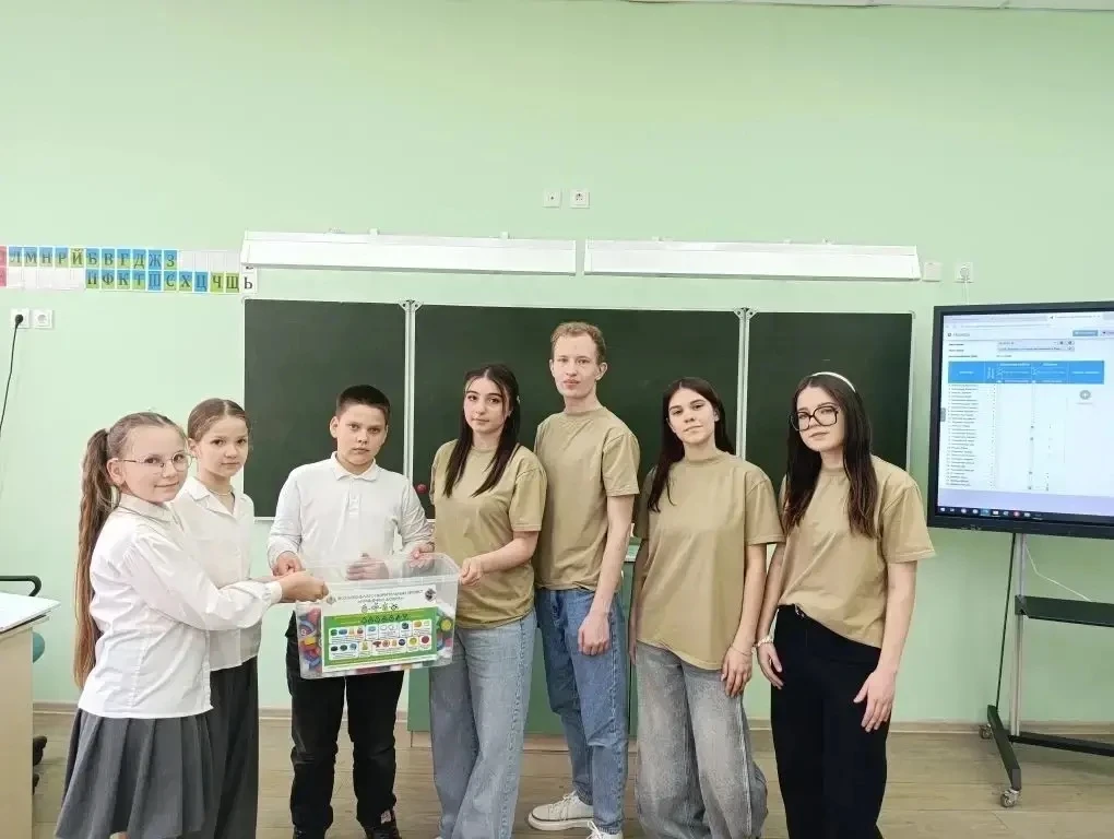 ⚒️🪖Необычный урок труда с пользой для бойцов🪓🇷🇺  🏫В нашей школе волонтеры отряда «Добрые сердца» 🧡 п