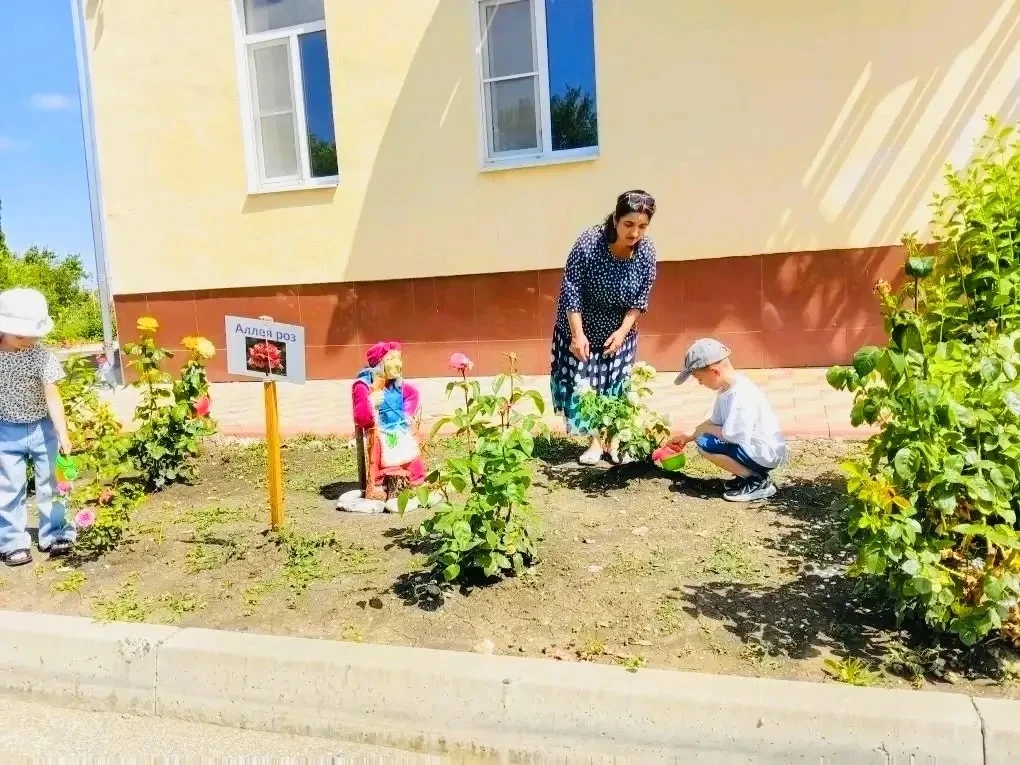 🌿 «Экологический десант»: 
Сегодня на территории нашего детского сада состоялась масштабная трудова